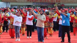 Ketua PMI Lampung, Riana Sari Arinal saat penutupan Jumpa Bakti dan Gembira (Jumbara) PMR IX Tingkat Nasional tahun 2023, di Lapangan GOR Jati Kalianda Kabupaten Lampung Selatan, Minggu (09/07/2023). (foto: ist)