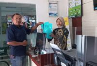 Ketua Umum DPP Pematank, Suadi Romli saat menyerahkan dokumen laporan kepada Kejaksaan Tinggi Lampung, Kamis (13/07/2023). (foto: ist)