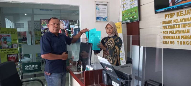 Ketua Umum DPP Pematank, Suadi Romli saat menyerahkan dokumen laporan kepada Kejaksaan Tinggi Lampung, Kamis (13/07/2023). (foto: ist)