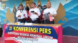 Kepala Subdit III Jatanras Ditkrimum Polda Lampung, Kompol Ali Muhaidori saat konferensi pers, di Mapolda setempat, Senin (17/07/2023). (foto: ist)