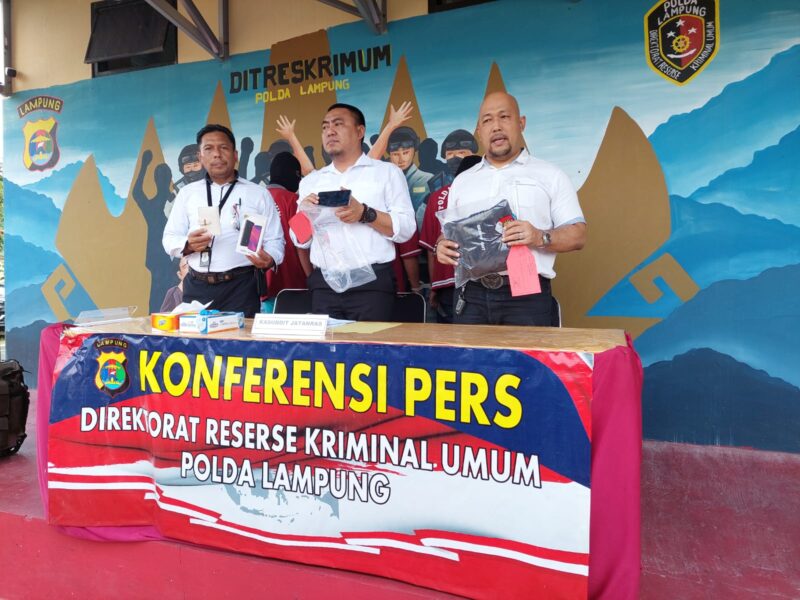 Kepala Subdit III Jatanras Ditkrimum Polda Lampung, Kompol Ali Muhaidori saat konferensi pers, di Mapolda setempat, Senin (17/07/2023). (foto: ist)