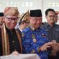 Sekdaprov Lampung, Fahrizal Darminto bersama Sekda Kabupaten Mesuji, Syamsuddin saat acara serah terima Bendera Kirab Pemilu 2024 dari KPU Provinsi Sumatera Selatan kepada KPU Lampung, Senin (17/07/2023). (foto: ist)