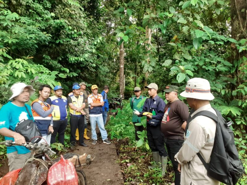 Petugas kehutanan saat melakukan survei pembangunan Penyediaan Air Baku Pulau Pisang di kawasan Hutan Produksi Terbatas Pekon Tembakak, Kecamatan Karya Penggawa Kabupaten Pesisir Barat (Pesibar). (foto: ist)