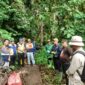 Petugas kehutanan saat melakukan survei pembangunan Penyediaan Air Baku Pulau Pisang di kawasan Hutan Produksi Terbatas Pekon Tembakak, Kecamatan Karya Penggawa Kabupaten Pesisir Barat (Pesibar). (foto: ist)
