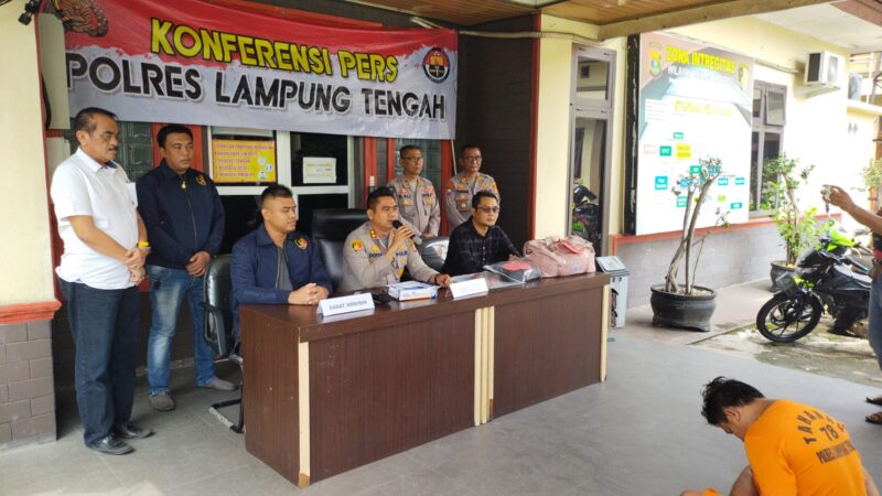 Kapolres Lampung Tengah, AKBP Doffie Fahlevi Sanjaya SIK menggelar konferensi pers, pengungkapan kasus suami bunuh istri, Sabtu (29/07/2023). (foto: ist)