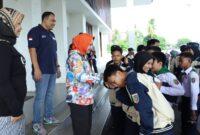 Ketua PMI Lampung, Riana Sari Arinal didampingi Waki Ketua PMI, Rudy Syawal Sugiarto melepas kontingen Jumbara-PMR tingkat nasional, di Mahan Agung, Minggu (02/07/2023). (foto: ist)