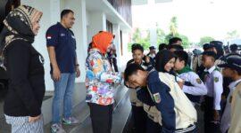Ketua PMI Lampung, Riana Sari Arinal didampingi Waki Ketua PMI, Rudy Syawal Sugiarto melepas kontingen Jumbara-PMR tingkat nasional, di Mahan Agung, Minggu (02/07/2023). (foto: ist)