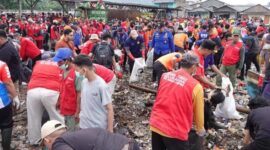 Masyarakat bersama Pandawara Group membersihkan sampah di Pantai Sukaraja Kota Bandarlampung, Senin (10/07/2023). (foto: ist)