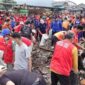Masyarakat bersama Pandawara Group membersihkan sampah di Pantai Sukaraja Kota Bandarlampung, Senin (10/07/2023). (foto: ist)