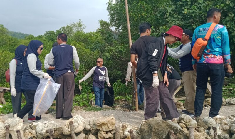 Ketua Umum PWI Pusat, Atal S Depari bersama jajaran PWI di Provinsi Lampung, melakukan aksi bersih-bersih sampah di kawasan Pantai Harnas Kota Bandarlampung, Minggu (16/07/2023). (foto: Budimansyah/inisial.id)