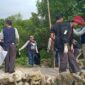 Ketua Umum PWI Pusat, Atal S Depari bersama jajaran PWI di Provinsi Lampung, melakukan aksi bersih-bersih sampah di kawasan Pantai Harnas Kota Bandarlampung, Minggu (16/07/2023). (foto: Budimansyah/inisial.id)