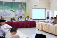 Wakil Gubernur (Wagub) Lampung, Chusnunia saat memimpin rapat persiapan pemulangan Jemaah Haji 1444 Hijriah, di aula Asrama Haji Rajabasa, Senin (03/07/2023). (foto: ist)