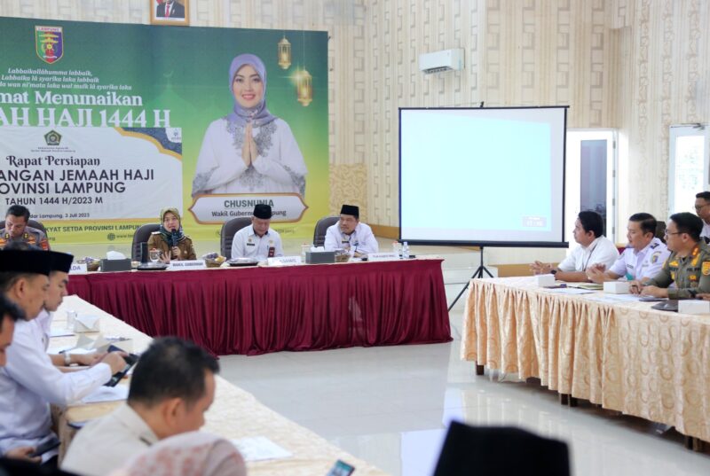 Wakil Gubernur (Wagub) Lampung, Chusnunia saat memimpin rapat persiapan pemulangan Jemaah Haji 1444 Hijriah, di aula Asrama Haji Rajabasa, Senin (03/07/2023). (foto: ist)