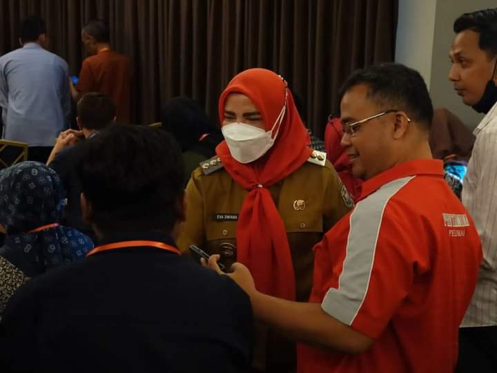 Walikota Bandarlampung, Eva Dwiana kegiatan bimbingan teknis implementasi perizinan berusaha berbasis risiko yang dilaksanakan, di Yunna Hotel, Senin (14/08/2023). (foto: ist)