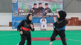 Salah satu atlet pencak silat putri Lampung, latih tanding dengan pesilat Jawa Barat, di Padepokan Pencak Silat IPSI Lampung, Jumat (04/08/2023). (foto: ist)