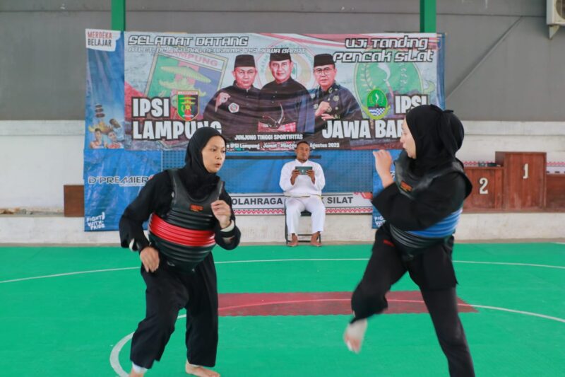 Salah satu atlet pencak silat putri Lampung, latih tanding dengan pesilat Jawa Barat, di Padepokan Pencak Silat IPSI Lampung, Jumat (04/08/2023). (foto: ist)