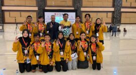 Tim Sepatu Roda Lampung usai menerima medali babak kualifikasi PON tahun 2023 Zona 2, di Sleman City Hall Provinsi Yogyakarta, Sabtu (26/08/2023). (foto: ist)