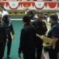 Sekdaprov Lampung, Fahrizal Darminto saat bersalaman dengan sejumlah anggota dewan usai menghadiri rapat paripurna. (foto: ist)