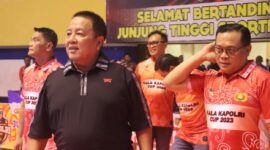 Ketua Umum KONI Lampung, Arinal Djunaidi bersama Kapolda Irjen Pol Helmy Santika saat pembukaan turnamen Bola Voli Kapolri Cup 2023, di PKOR Way Halim Kota Bandarlampung, Jumat (04/08/2023). (foto: ist)