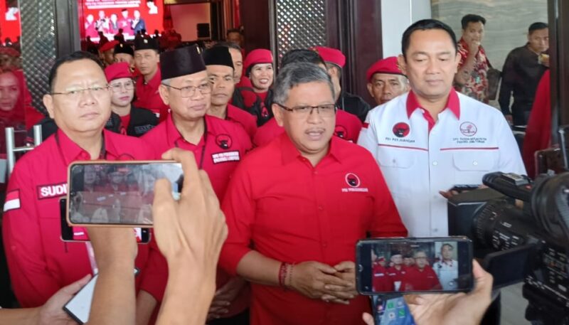 Sekjen DPP PDI Perjuangan, Hasto Kristiyanto memberikan keterangan kepada sejumlah wartawan, di Hotel Sheraton Kota Bandarlampung, Kamis (10/08/2023). (foto: ist)