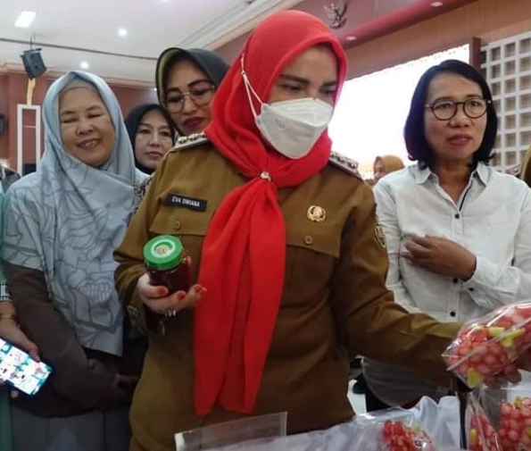 Walikota Eva Dwiana saat peringatan Hari Koperasi ke-76 dan UMKM ke-7, di Gedung Semergou Pemkot Bandarlampung, Selasa (15/08/2023). (foto: ist)