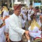 Bupati Lampung Timur, M Dawam Rahardjo benyambangi para penari melinting usai tampil di Istana Negara, Kamis (17/08/2023). (foto: ist)