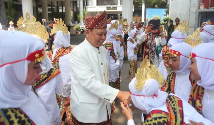 Bupati Lampung Timur, M Dawam Rahardjo benyambangi para penari melinting usai tampil di Istana Negara, Kamis (17/08/2023). (foto: ist)