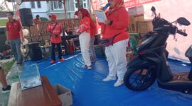 Panitia HUT RI ke-78, saat membagikan doorprize kepada peserta jalan sehat, Minggu (20/08/2023). (foto: wanita/dok Inisial.id)