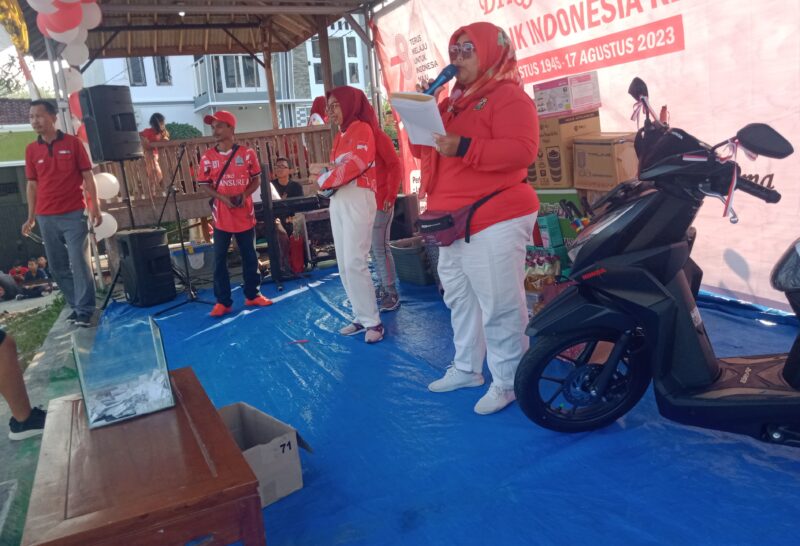 Panitia HUT RI ke-78, saat membagikan doorprize kepada peserta jalan sehat, Minggu (20/08/2023). (foto: wanita/dok Inisial.id)