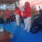 Panitia HUT RI ke-78, saat membagikan doorprize kepada peserta jalan sehat, Minggu (20/08/2023). (foto: wanita/dok Inisial.id)