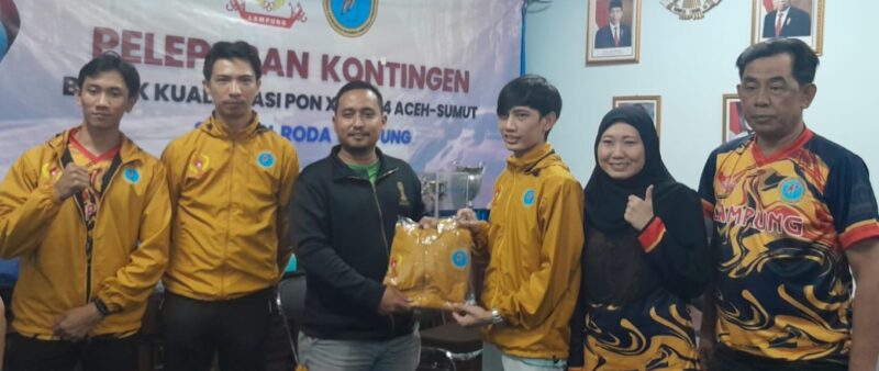 Kabid Binpres KONI Lampung, Candra Kurniawan bersama Tim Sepatu Roda Pra PON 2023. (foto: ist)
