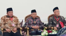 Gubernur Lampung, Arinal Djunaidi bersama Wakil Presiden RI, KH Ma'ruf Amin saat pengukuhan Ketua Komite Daerah Ekonomi dan Keuangan Syariah (Kdeks), Senin (28/08/2023). (foto: ist)