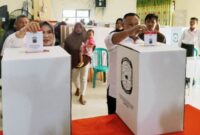 Bupati Lampung Selatan, Nanang Ermanto bersama istri ikut memilih Cakades Way Galih Kecamatan Tanjung Bintang, Kamis (31/08/2023). (foto: ist)