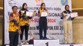 Ahmad Sibli Rais bersama atlet Sepatu Roda Lampung, usai menerima medali. (foto: ist)