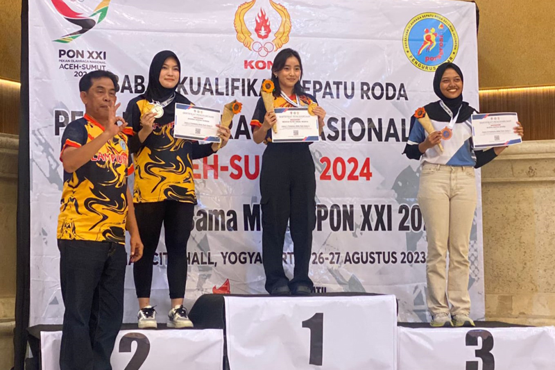 Ahmad Sibli Rais bersama atlet Sepatu Roda Lampung, usai menerima medali. (foto: ist)