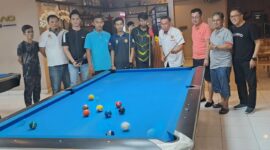 Ketua Pengprov POBSI Lampung, Nazwar Basyuni melakukan 
sodokan bola pertama, saat trainning center bersama sejumlah atlet biliar, Selasa (05/09/2023). (foto: ist)
