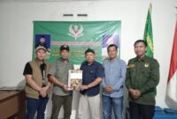 Ketua Umum DPP Pematank, Suadi Romli didampingi Sekjen, Andre Saputra saat menyerahkan SK Kepengurusan DPC Pematank Kabupaten Lampung Barat, Kamis (07/09/2023). (foto: Rio/dok Pematank)