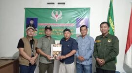 Ketua Umum DPP Pematank, Suadi Romli didampingi Sekjen, Andre Saputra saat menyerahkan SK Kepengurusan DPC Pematank Kabupaten Lampung Barat, Kamis (07/09/2023). (foto: Rio/dok Pematank)