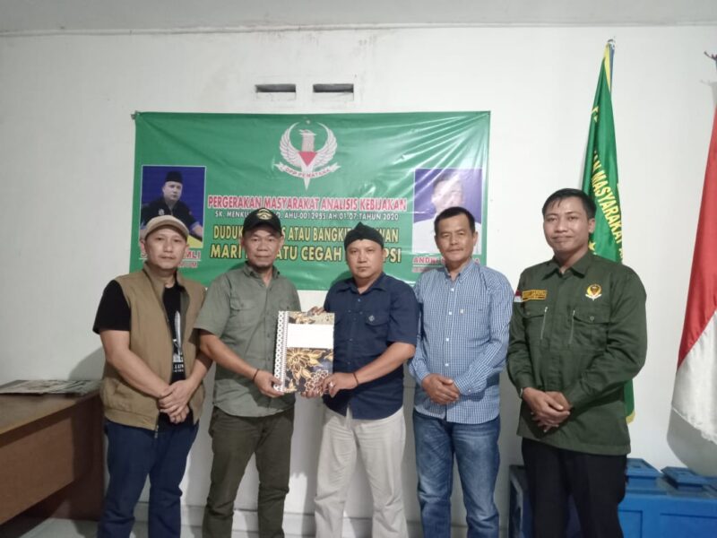 Ketua Umum DPP Pematank, Suadi Romli didampingi Sekjen, Andre Saputra saat menyerahkan SK Kepengurusan DPC Pematank Kabupaten Lampung Barat, Kamis (07/09/2023). (foto: Rio/dok Pematank)