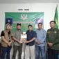 Ketua Umum DPP Pematank, Suadi Romli didampingi Sekjen, Andre Saputra saat menyerahkan SK Kepengurusan DPC Pematank Kabupaten Lampung Barat, Kamis (07/09/2023). (foto: Rio/dok Pematank)