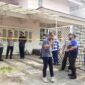 Rumah korban dipasang  police line atau garis polisi. (foto: ist)