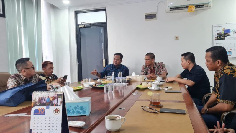 Pengurus PWI Lampung bersama pimpinan PT Pelindo (Persero) Regional 2 Panjang Kota Bandarlampung, di Balai Wartawan Solfian Ahmad, Jumat (08/09/2023). (foto: ist)