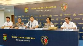 Kombes Hengki Haryadi saat menjelaskan kepada wartawan terkait barang bukti baru, penemuan dua mayat di Kota Depok Provinsi Jawa Barat, Senin (11/09/2023). (foto: ist)