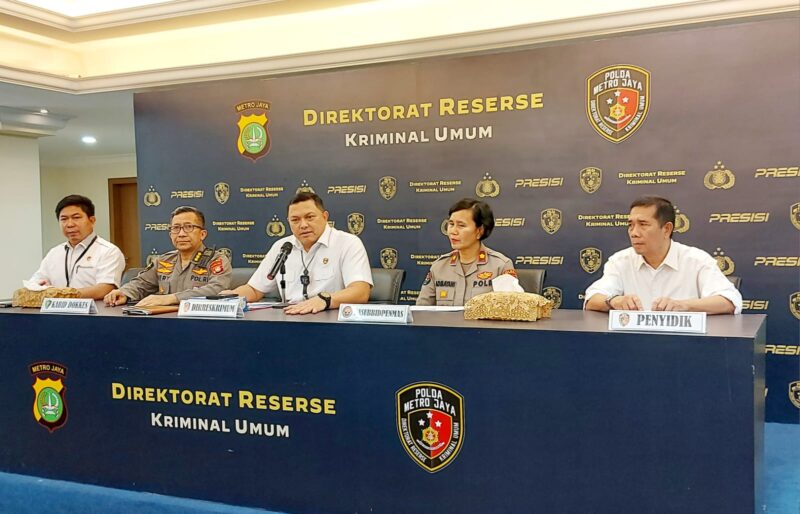 Kombes Hengki Haryadi saat menjelaskan kepada wartawan terkait barang bukti baru, penemuan dua mayat di Kota Depok Provinsi Jawa Barat, Senin (11/09/2023). (foto: ist)