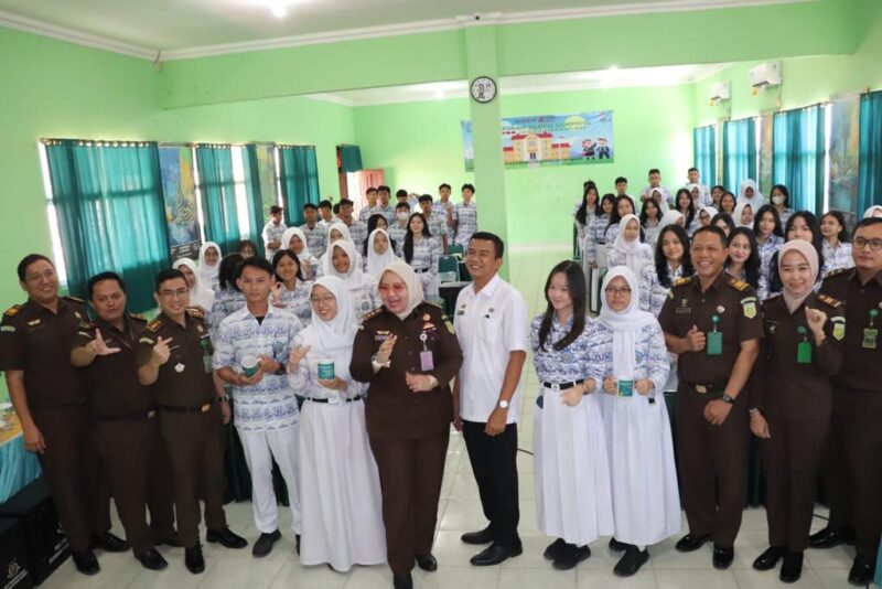 Tim Penkum Kejati Lampung bersama pelajar SMAN 2 Bandarlampung, saat kegiatan Jaksa Masuk Sekolah, Rabu (13/09/2023). (foto: ist)