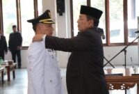 Gubernur Arinal Djunaidi saat melantik Mulyadi Irsan sebagai penjabat (Pj) Bupati Tanggamus, di Mahan Agung, Rabu (27/09/2023). (foto: ist)