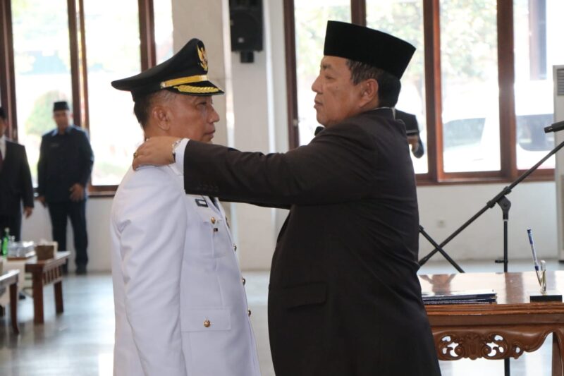 Gubernur Arinal Djunaidi saat melantik Mulyadi Irsan sebagai penjabat (Pj) Bupati Tanggamus, di Mahan Agung, Rabu (27/09/2023). (foto: ist)