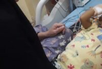 Arafah ibu kandung Ahmad Rafaeyza Nilam, penderita pengerasan hati atau sirosis hati di RSUDAM Kota Bandarlampung. (foto: ist)