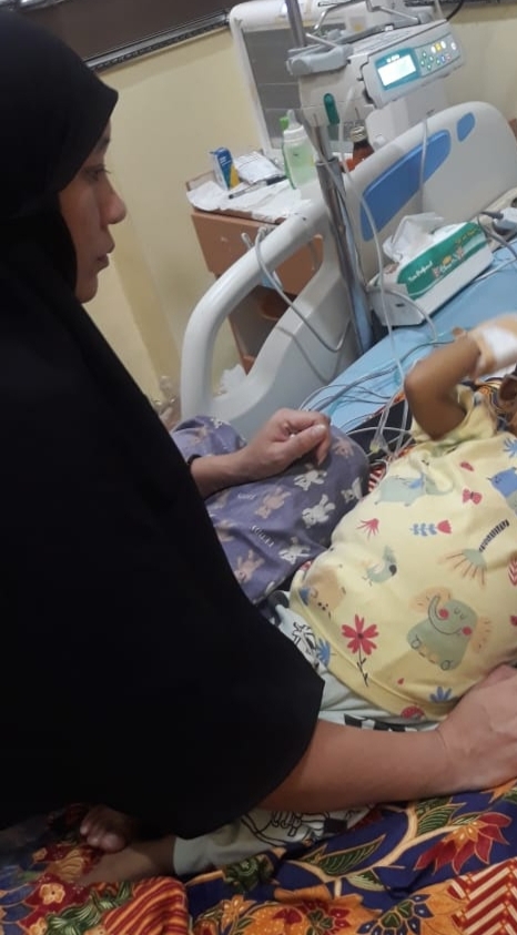 Arafah ibu kandung Ahmad Rafaeyza Nilam, penderita pengerasan hati atau sirosis hati di RSUDAM Kota Bandarlampung. (foto: ist)