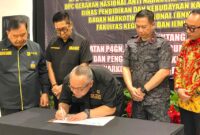 Ketua DPD Granat Lampung, Tony Eka Candra saat menandatangani memorandum of understanding (MoU) Program P4GN, di Novotel Bandarlampung, Rabu (04/10/2023). (foto: ist)